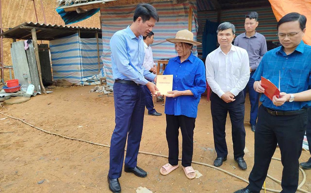 Phó Chủ tịch Thường trực UBND tỉnh Nguyễn Thế Phước kiểm tra làm nhà ở và khôi phục sản xuất nông nghiệp tại Trấn Yên ảnh 2 Phó Chủ tịch Thường trực UBND tỉnh Nguyễn Thế Phước kiểm tra làm nhà ở và khôi phục sản xuất nông nghiệp tại Trấn Yên ảnh 2