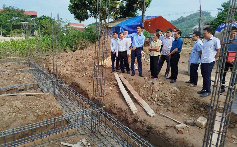 Phó Chủ tịch Thường trực UBND tỉnh Nguyễn Thế Phước kiểm tra làm nhà ở và khôi phục sản xuất nông nghiệp tại Trấn Yên ảnh 1 Phó Chủ tịch Thường trực UBND tỉnh Nguyễn Thế Phước kiểm tra làm nhà ở và khôi phục sản xuất nông nghiệp tại Trấn Yên ảnh 1