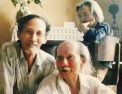 Nguyễn Tuân (giữa) cùng Bùi Xuân Phái và Văn Cao.