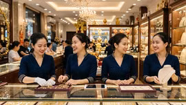 Giá vàng hôm nay 15/5: Vàng thế giới giảm mạnh, SJC có hạ nhiệt?