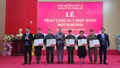 Nghĩa Đô trao Huy hiệu Đảng tặng các đảng viên đợt 3/2