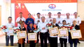 Phó Chủ tịch HĐND tỉnh Lý Bình Minh dự Lễ trao tặng Huy hiệu Đảng tại xã Sơn Lương