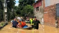 Cán bộ, chiến sĩ quân đội, công an sát cánh cùng người dân vùng lũ
