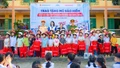 Trao tặng 112 mũ bảo hiểm cho học sinh lớp 1 Trường Tiểu học và THCS Đông Cuông