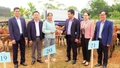 Liên minh Hợp tác xã Việt Nam bàn giao 80 con bò giống cho 40 hộ dân ở xã Khánh Hòa