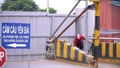 Cảnh báo tình trạng học sinh, người dân cố tình chui rào chắn đi bộ qua cầu Yên Bái