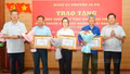 Đảng ủy phường Sa Pa trao tặng Bằng khen của Ban Thường vụ Tỉnh ủy và Huy hiệu Đảng cho đảng viên