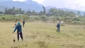 Tổ dân phố Sà Rèn chỉnh trang sân bóng, sẵn sàng đón các đội bóng VTV Cup 2026 về tập luyện