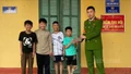Bốn học sinh lớp 5 nhặt được ví tiền, trình báo Công an phường Trung Tâm trả lại người mất