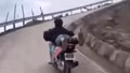 Nằm trên yên xe máy "biểu diễn": Thanh niên bị tịch thu xe, chủ xe bị phạt 14 triệu