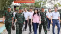 Đồng chí Vũ Thị Hiền Hạnh kiểm tra công tác trang trí khánh tiết, thi đua và tuyên truyền phục vụ diễn tập phòng thủ dân sự năm 2026