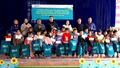 Các đơn vị tài trợ tặng quà cho một số trường học và hộ nghèo tại xã Pha Long