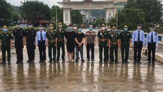 Trao trả 3 đối tượng Trung Quốc đi du lịch “chui” bị bỏ rơi