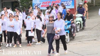 Phụ huynh lo lắng đợi sĩ tử thi tốt nghiệp THPT năm 2020