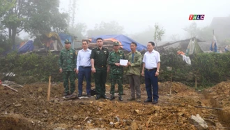 Trao hỗ trợ nhà ở cho hộ nghèo