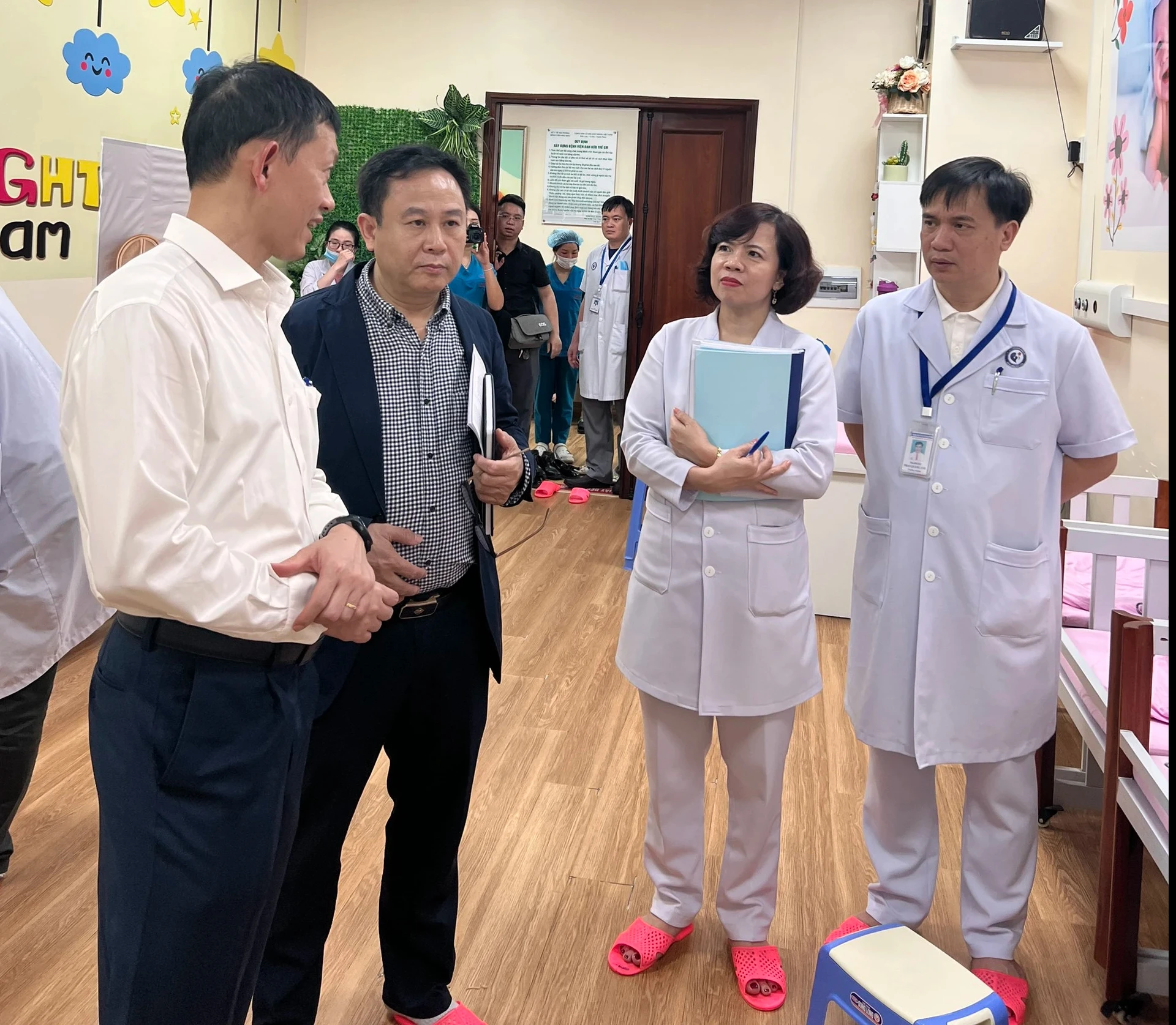 TS Dương Huy Lương trao đổi với các y bác sĩ về công tác cải tiến chất lượng bệnh viện.