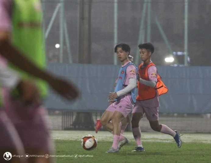 Các cầu thủ Việt Nam trong buổi tập tối 14/3.