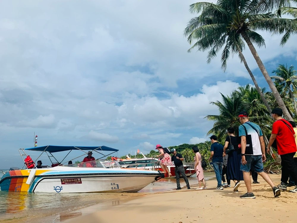 Du khách đã trở lại với Phú Quốc sau một thời gian vắng vẻ năm 2023.