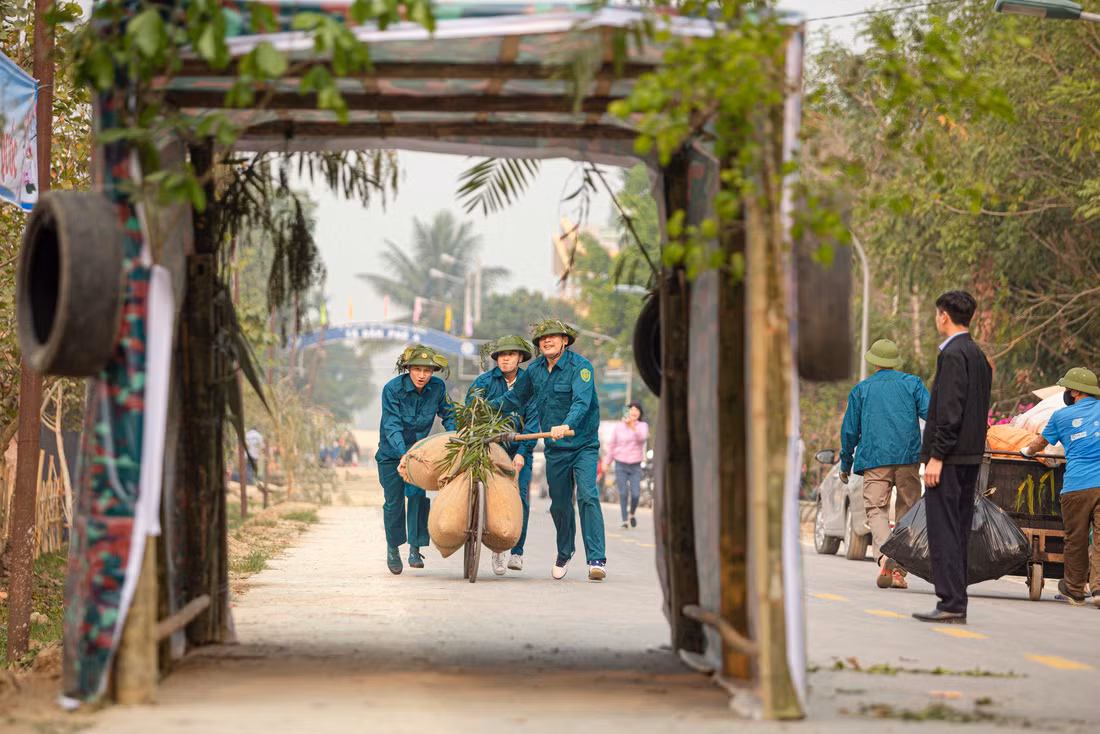 Mỗi xe thồ có trọng lượng 100 kg và quãng đường đẩy xe thồ dài 450 m với nhiều địa hình khác nhau, thách thức ý chí kiên cường của các đội thi.