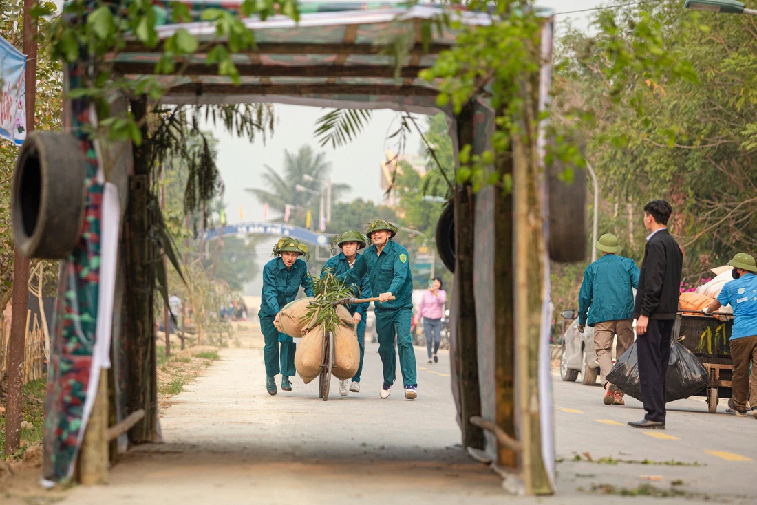 Mỗi xe thồ có trọng lượng 100 kg và quãng đường đẩy xe thồ dài 450 m với nhiều địa hình khác nhau, thách thức ý chí kiên cường của các đội thi.