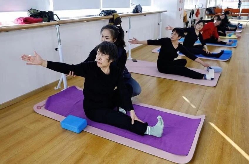 Một lớp học yoga cho người cao tuổi.