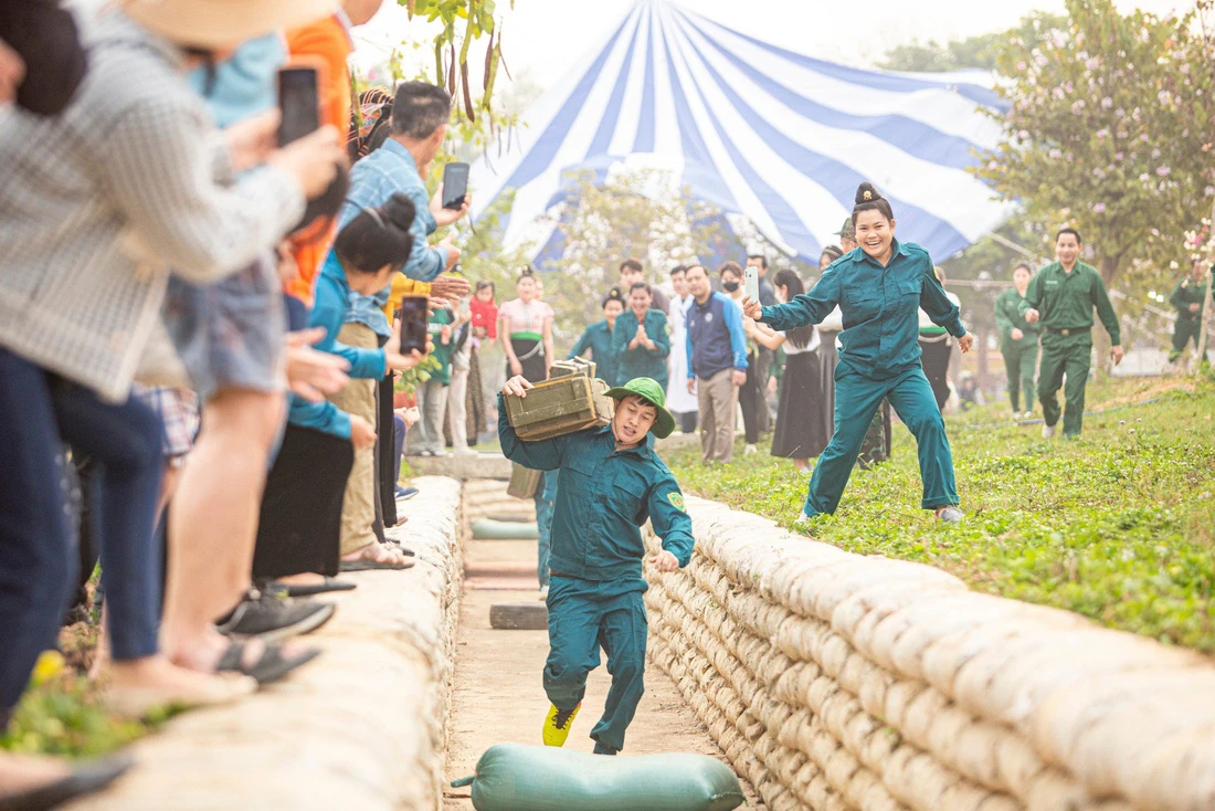 Hội thi diễn ra trong tiếng reo hò cổ vũ, tiếng cười rộn rã.