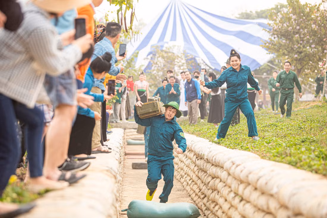 Hội thi diễn ra trong tiếng reo hò cổ vũ, tiếng cười rộn rã.