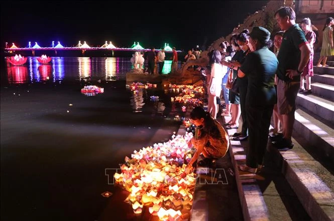 Du khách thả hoa đăng trên sông Thạch Hãn tri ân các Anh hùng liệt sĩ.