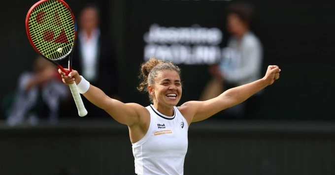 Paolini mừng chiến thắng trước Vekic, trên sân Trung tâm Wimbledon hôm 11/7.