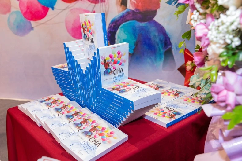 Cuốn sách "Cha và con gái" được ra mắt ngay tại lễ trao giải cuộc thi.