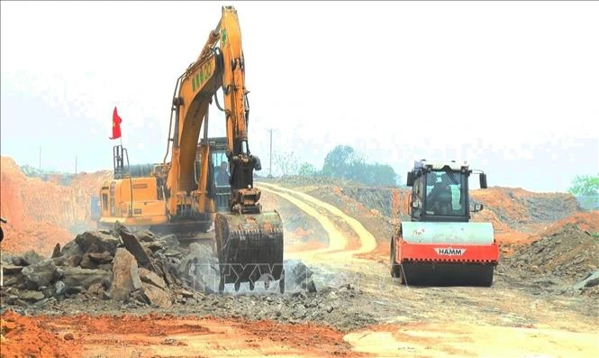 Thi công Dự án đường kết nối Mường La (Sơn La) chạy qua Than Uyên (Lai Châu) kết nối các huyện Mù Cang Chải, Văn Chấn, Văn Yên, tỉnh Yên Bái với cao tốc Nội Bài - Lào Cai tại nút giao IC15.