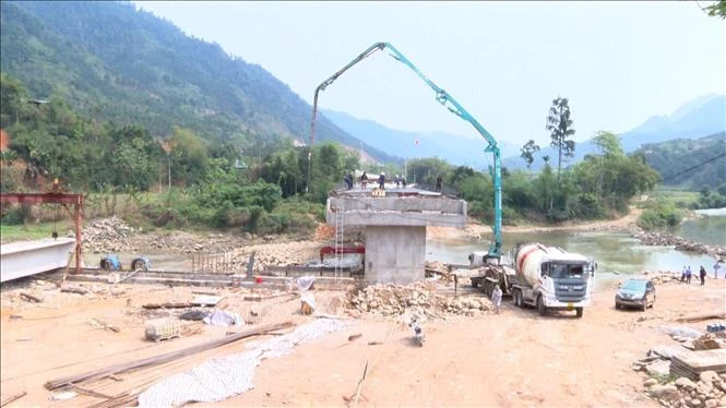 Dự kiến đến hết năm 2024, mạng lưới giao thông quốc lộ chạy qua tỉnh Yên Bái gồm 1 tuyến đường cao tốc với chiều dài 80,5 km, 5 tuyến Quốc lộ với tổng chiều dài là gần 500 km.