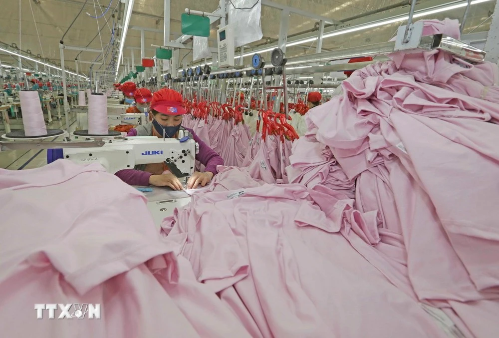 May hàng xuất khẩu tại Công ty may Tinh Lợi, Hải Dương.