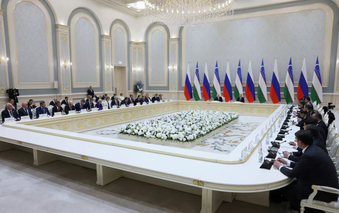 Tổng thống Nga Vladimir Putin và Tổng thống Uzbekistan Shavkat Mirziyoyev hội đàm tại Dinh Tổng thống ở Tashkent, Uzbekistan ngày 27/5.