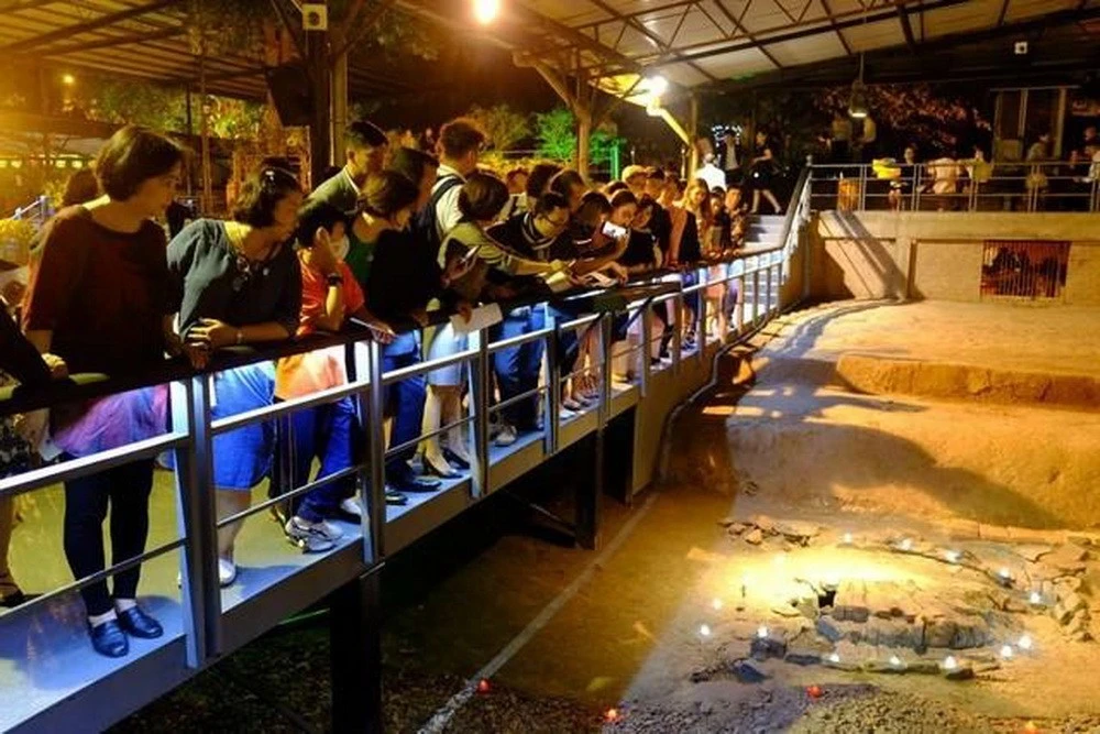 Tham gia trải nghiệm và chơi những trò chơi vào ban đêm trong tour “Giải mã Hoàng thành Thăng Long” đem lại một cảm giác rất khác lạ, thú vị đối với du khách.