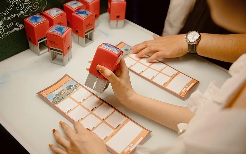 Khi bắt đầu tour, bạn sẽ được phát một tờ phiếu "Giải mã" Hoàng Thành Thăng Long cầm theo suốt hành trình tour.