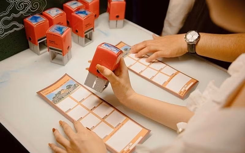 Khi bắt đầu tour, bạn sẽ được phát một tờ phiếu "Giải mã" Hoàng Thành Thăng Long cầm theo suốt hành trình tour.