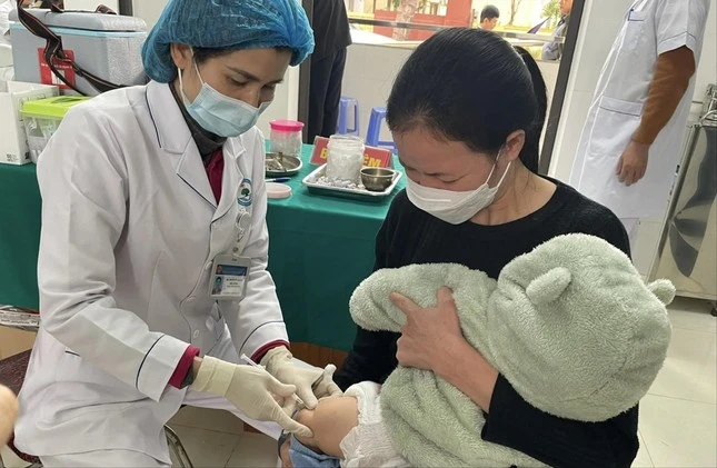 Tiêm vắc xin phòng bệnh cho trẻ em ở Tuyên Quang.