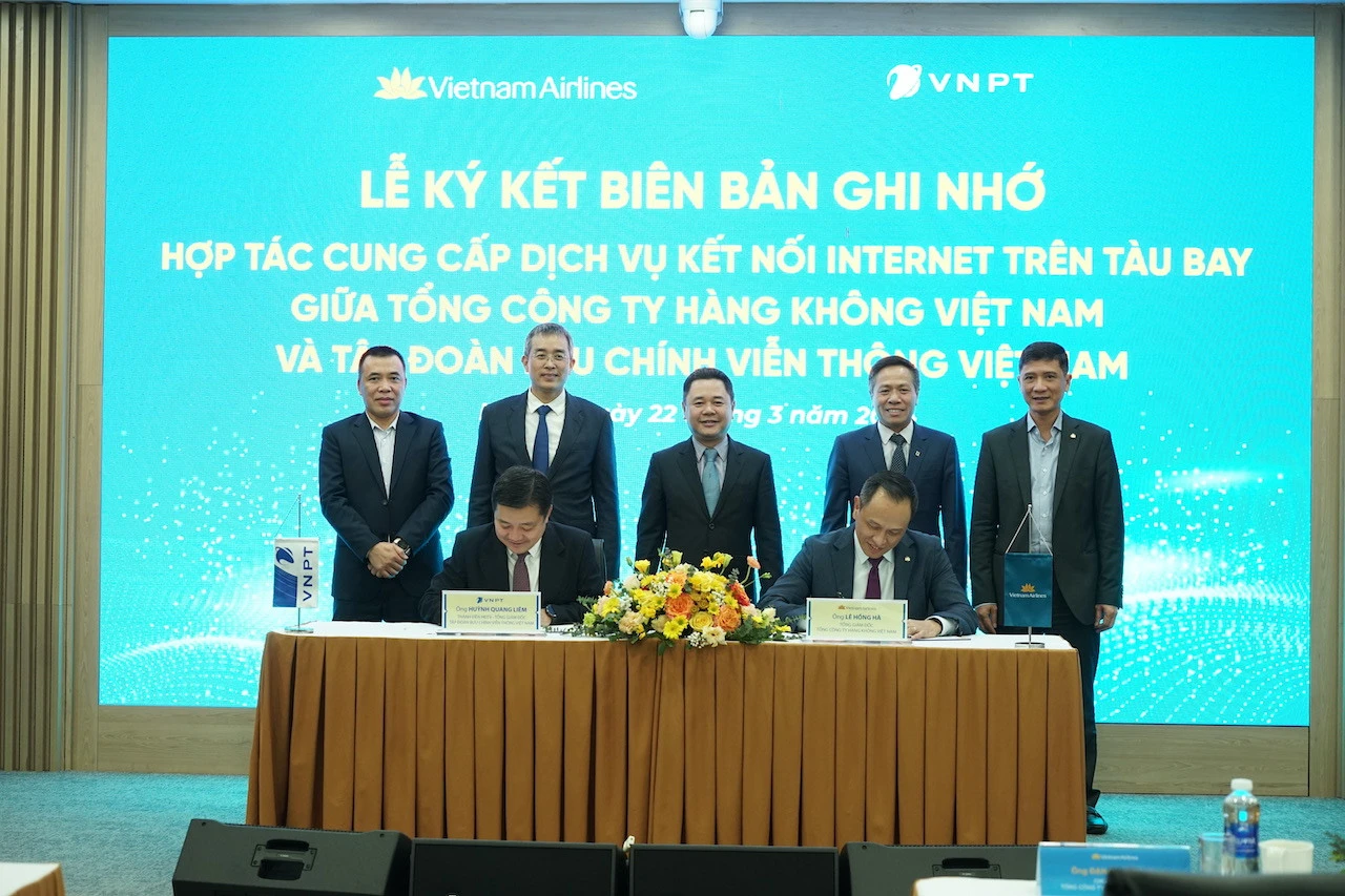 2-ong-le-hong-ha-tong-giam-doc-vietnam-airlines-va-ong-huynh-quang-liem-tong-giam-doc-vnpt-ky-ket-bien-ban-ghi-nho-hop-tac-475.jpg