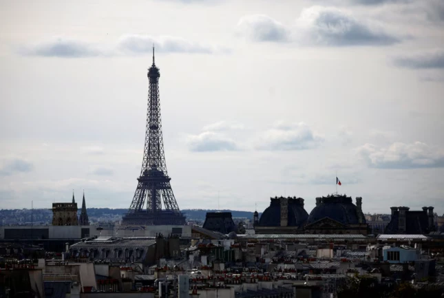 Quang cảnh khu vực Tháp Eiffel ở Paris, Pháp.