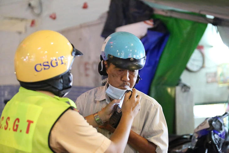 Cảnh sát giao thông TP.HCM kiểm tra nồng độ cồn với người dân.