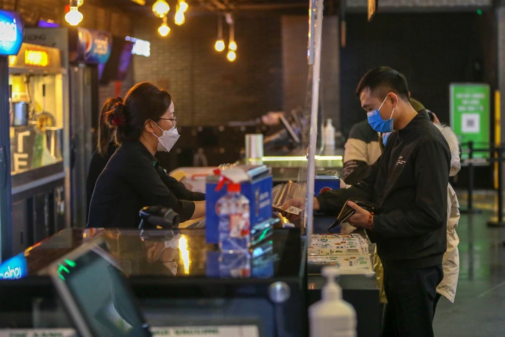 Nhiều sinh viên chọn công việc làm thêm giờ như nhân viên bán vé rạp chiếu phim, nhân viên bán hàng.