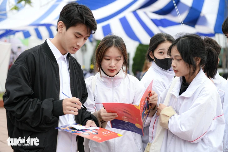 Học sinh tham dự chương trình tư vấn tuyển sinh - hướng nghiệp năm 2024 do báo Tuổi Trẻ phối hợp với các đơn vị tổ chức.