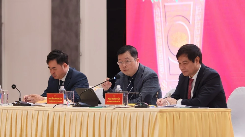 Các đại biểu chủ trì hội nghị triển khai công tác xuất bản và phát hành xuất bản phẩm năm 2024.