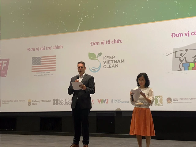 Ông Adam Brock, Phó Tùy viên Văn hóa đại diện Đại sứ quán Hoa Kỳ, phát biểu khai mạc sự kiện.