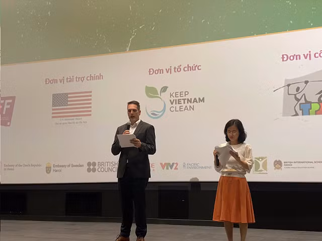 Ông Adam Brock, Phó Tùy viên Văn hóa đại diện Đại sứ quán Hoa Kỳ, phát biểu khai mạc sự kiện.