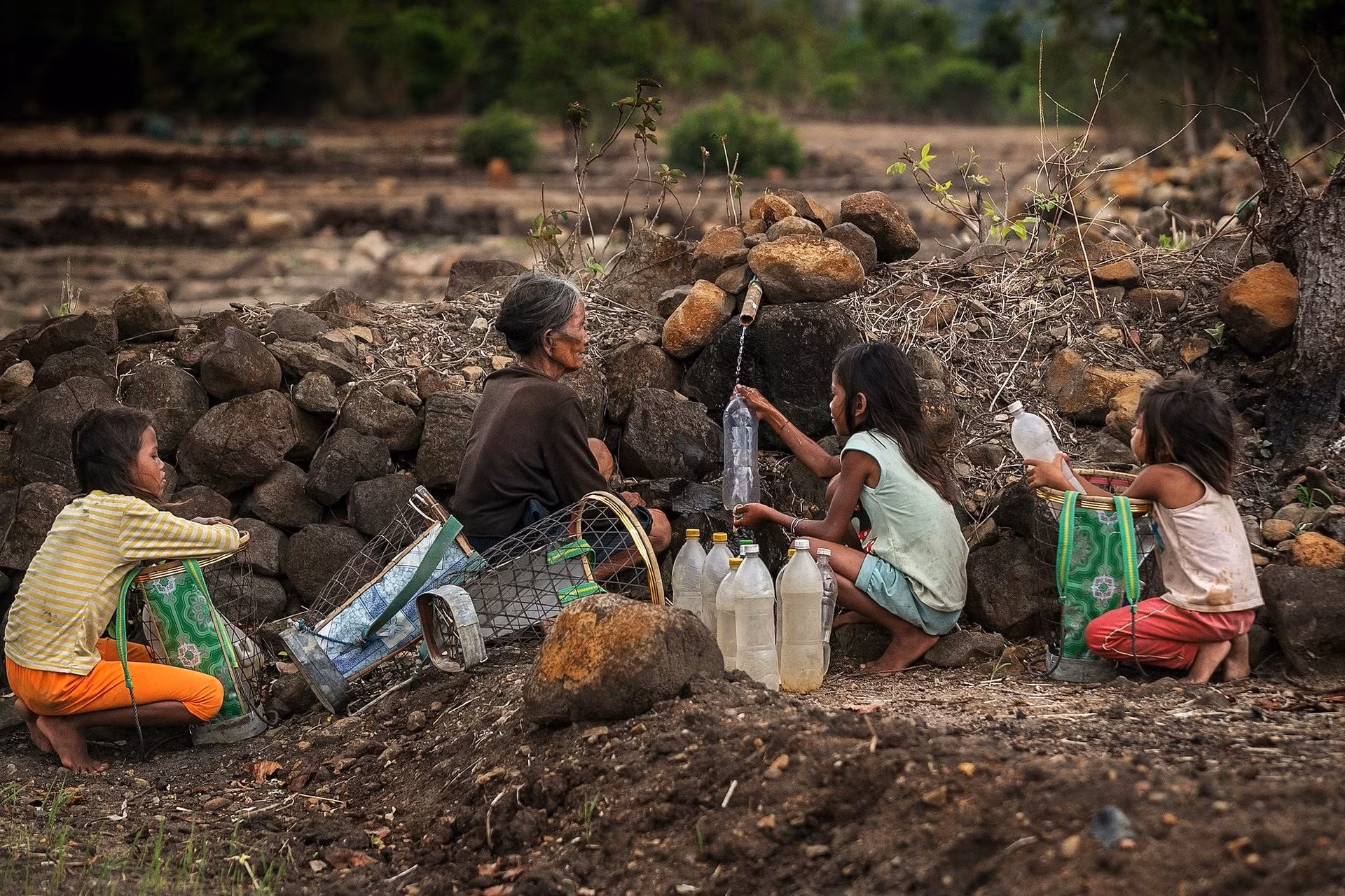 Tác phẩm “Mạch nước giữa ruộng khô” của thí sinh Nguyễn Linh Vinh Quốc về các bà cháu Jrai lấy nước giữa cánh đồng khô hạn A Dun Chư Sê.