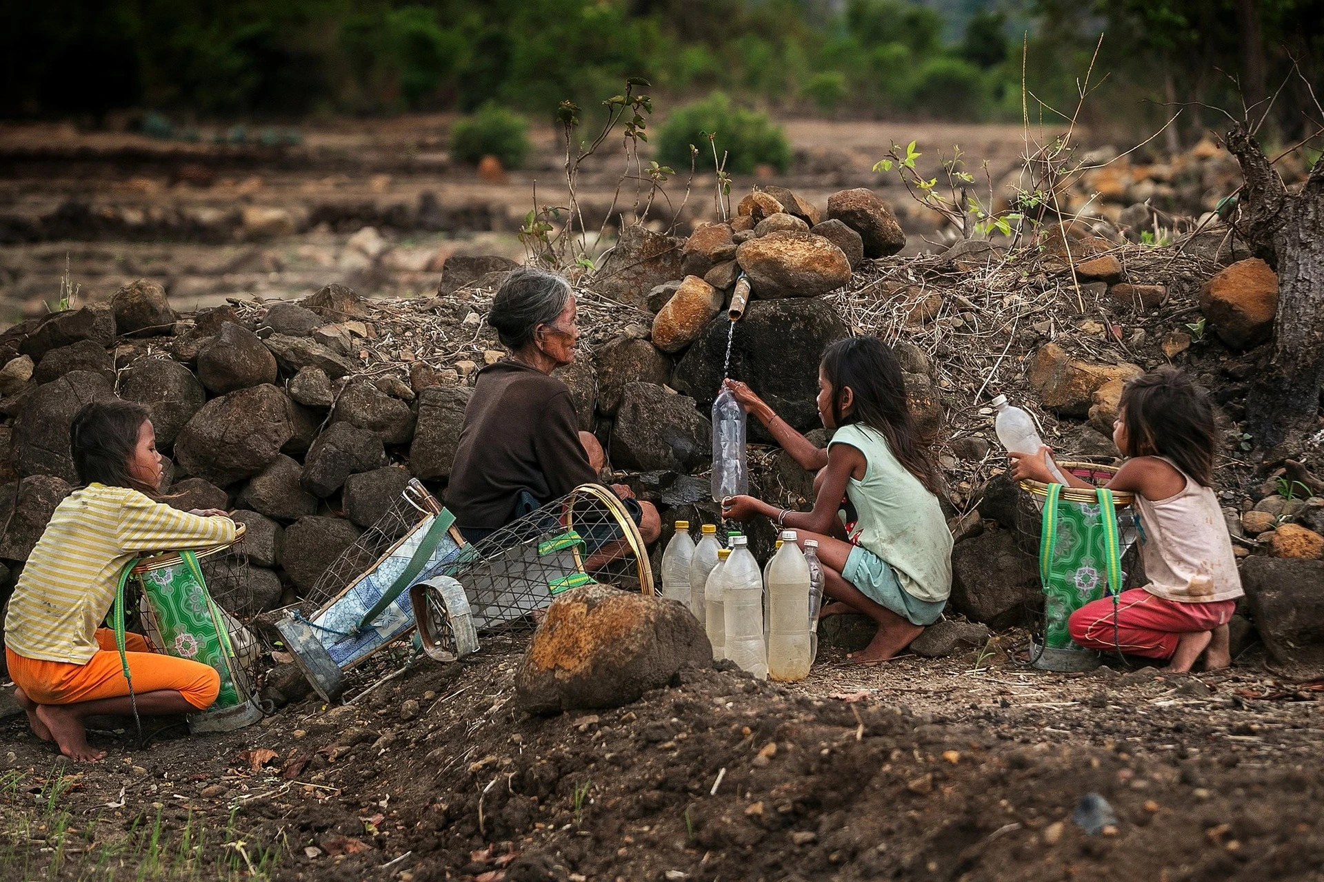 Tác phẩm “Mạch nước giữa ruộng khô” của thí sinh Nguyễn Linh Vinh Quốc về các bà cháu Jrai lấy nước giữa cánh đồng khô hạn A Dun Chư Sê.