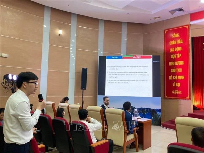 Đại biểu trình bày tham luận tại hội thảo.