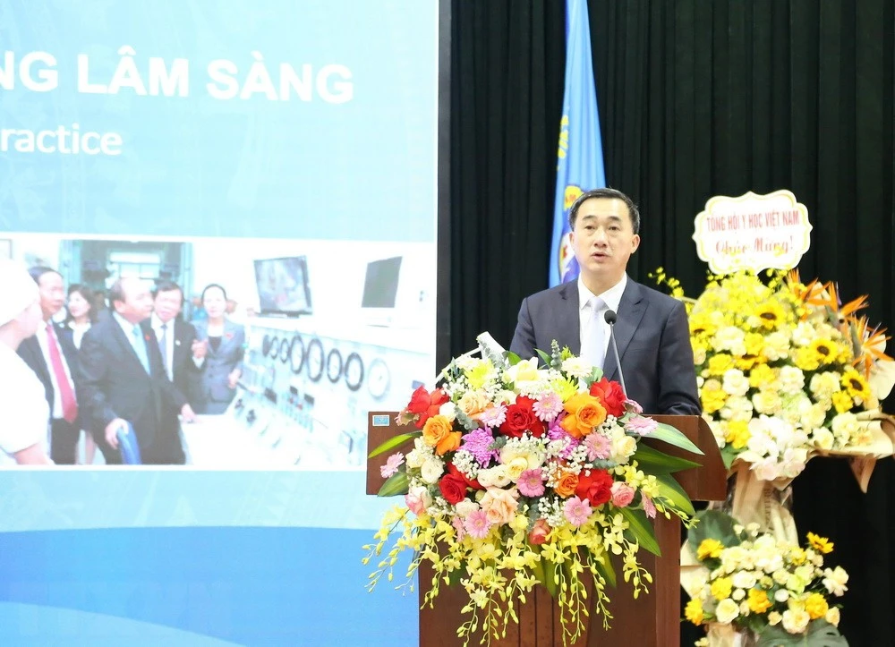 Giáo sư-Tiến Sỹ Trần Văn Thuấn, Thứ trưởng Bộ Y tế phát biểu tại hội thảo.